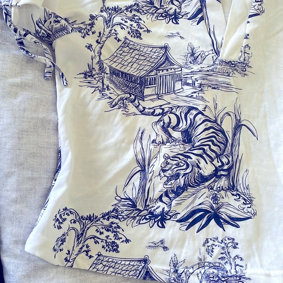 Tropical White and navy blue crop top - Picture 2 of 6